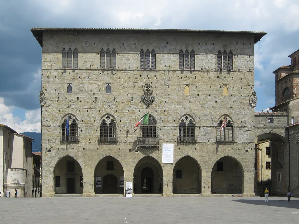Pistoia, il Palazzo comunale si illumina di azzurro per la dislessia