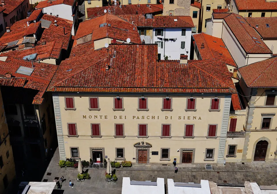 Pistoia Cattedrale di San Zenone Campanile Vista su la Piazza del Duomo