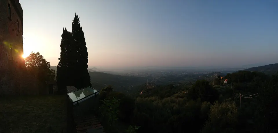 Vista della Valdinievole dal promontorio di Cozzile