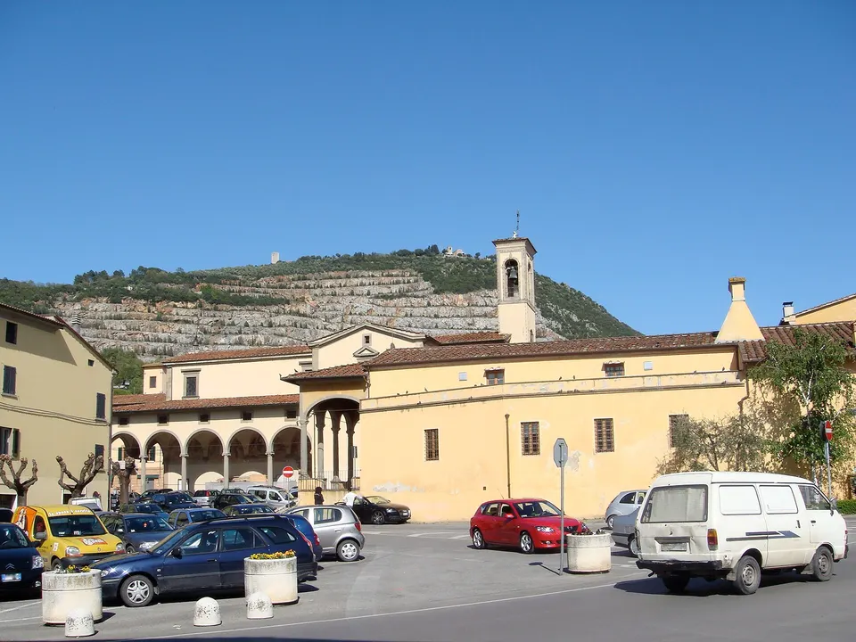 Il centro di Monsummano Terme (Provincia di Pistoia, Italia) con la Basilica e sullo sfondo il colle di Monsummano Alto