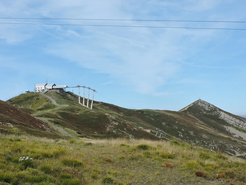 Abetone, monte Gomito, rifugio (stazione funivia) e croce di vetta